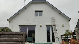 Ravalement type D3 Maison blanche à deux étages avec échelle, jardin et grande fenêtre.